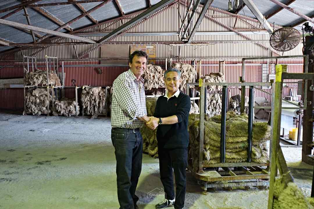 マスダ社の工場にて洗浄の終えた原皮を確認しています。